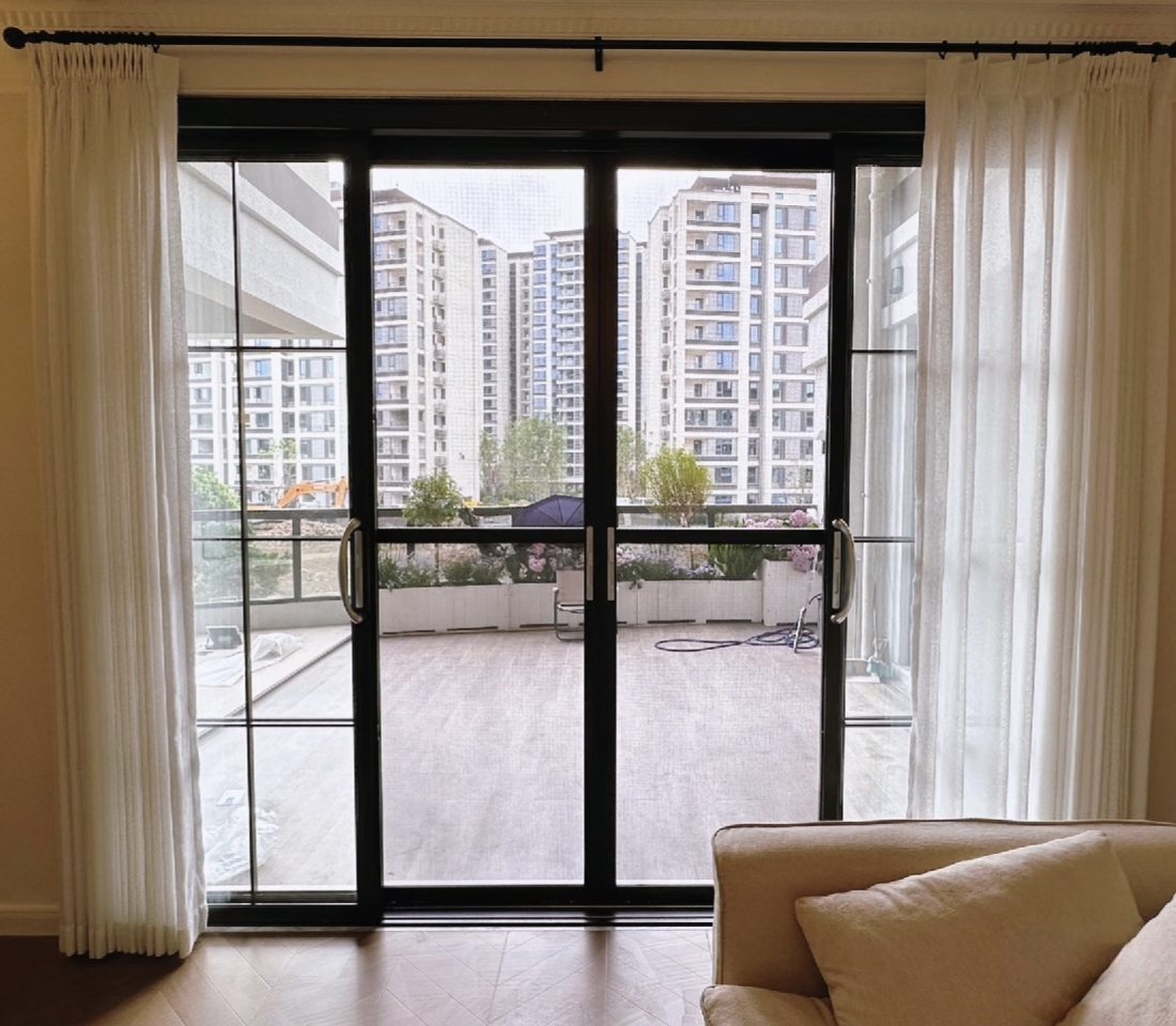 High End Factory Make Balcony Enclosure Black Aluminum Alloy Divided Glass Soundproof Sliding Door