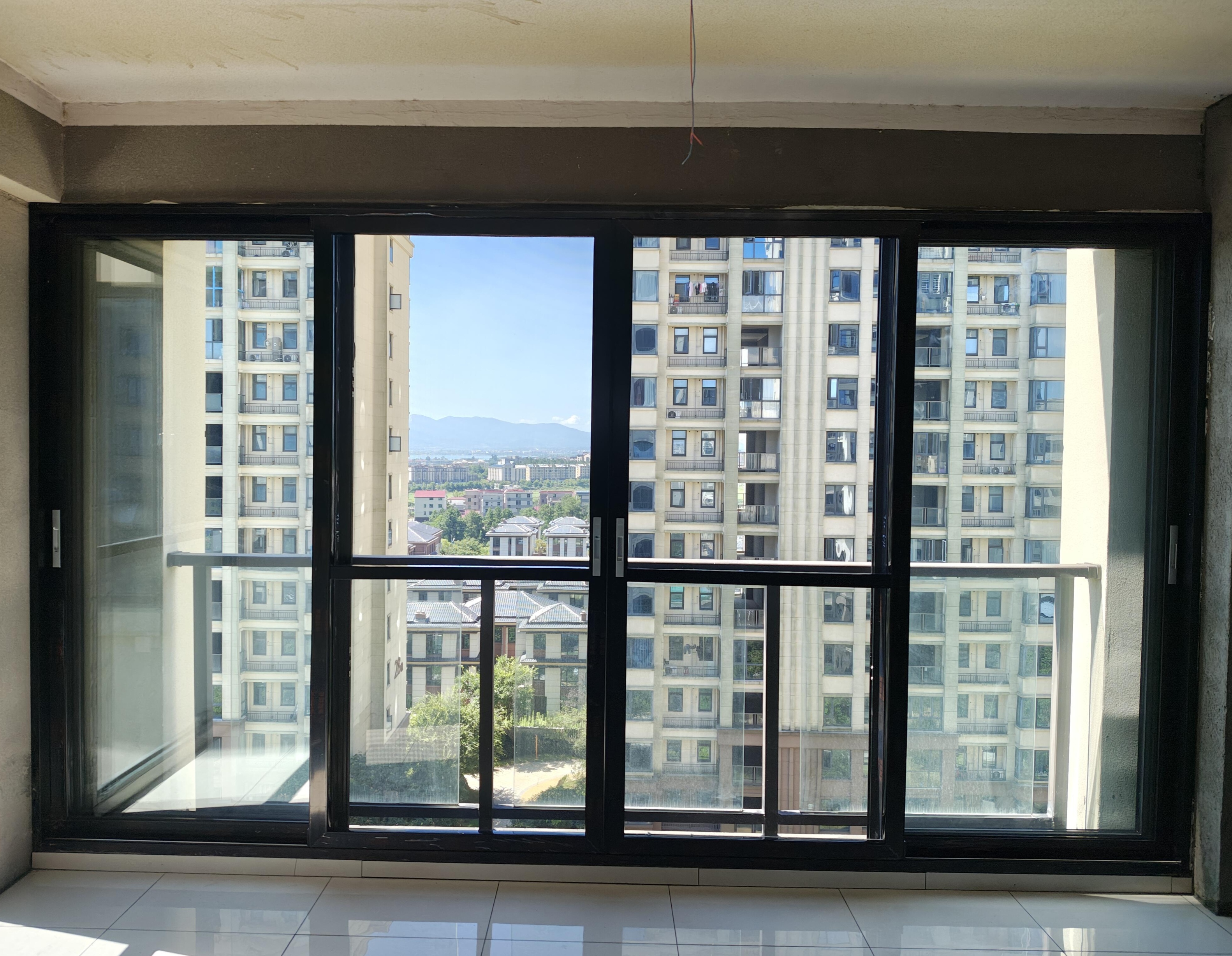 High End Factory Make Balcony Enclosure Black Aluminum Alloy Divided Glass Soundproof Sliding Door