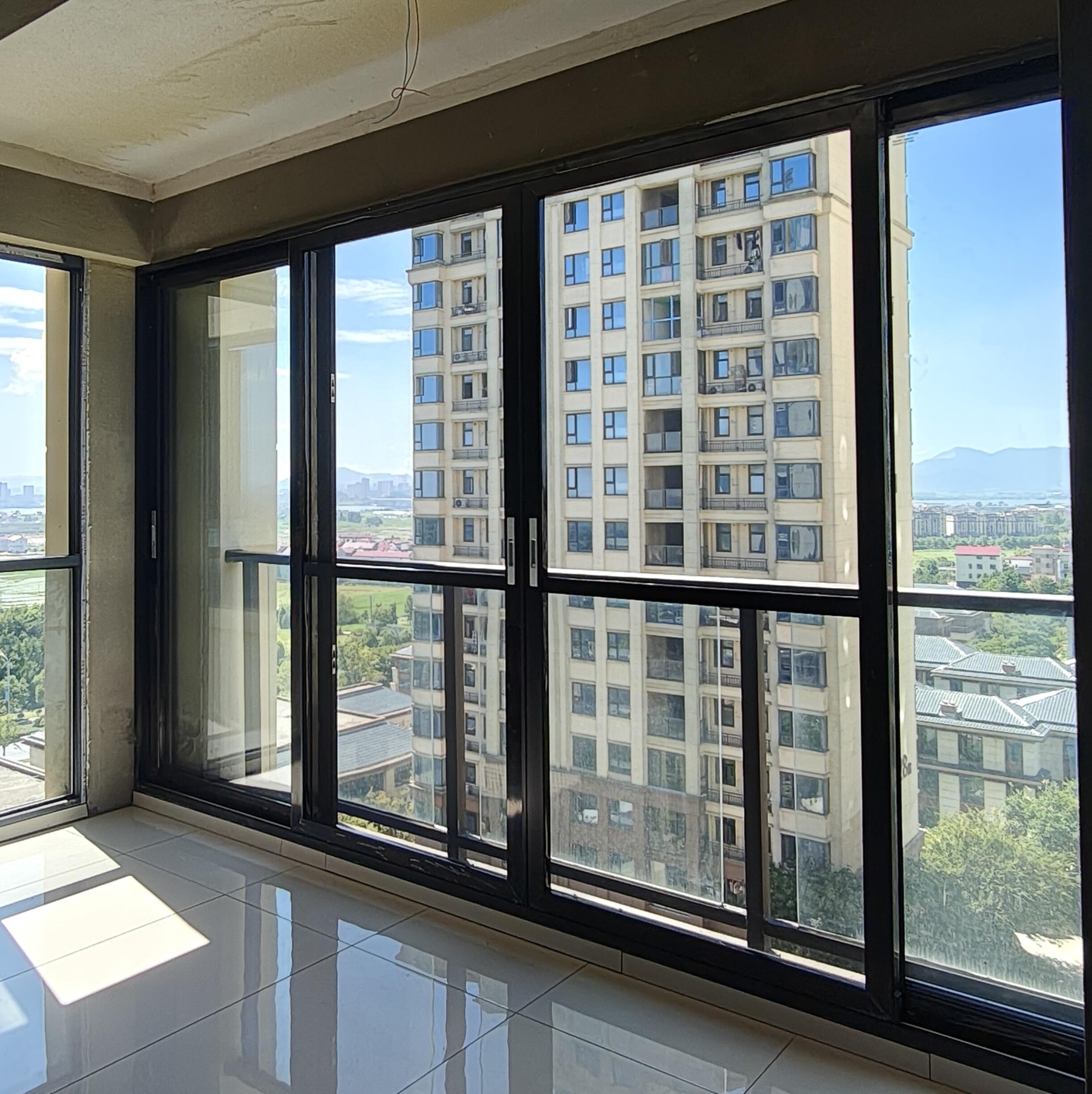 High End Factory Make Balcony Enclosure Black Aluminum Alloy Divided Glass Soundproof Sliding Door