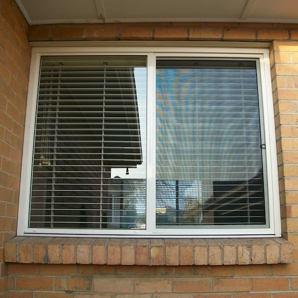 Modern Anti-Theft Aluminium Sliding Doors and Balcony Windows AS2047 Horizontal Design with Louver Curtain Tinted Glass Screen