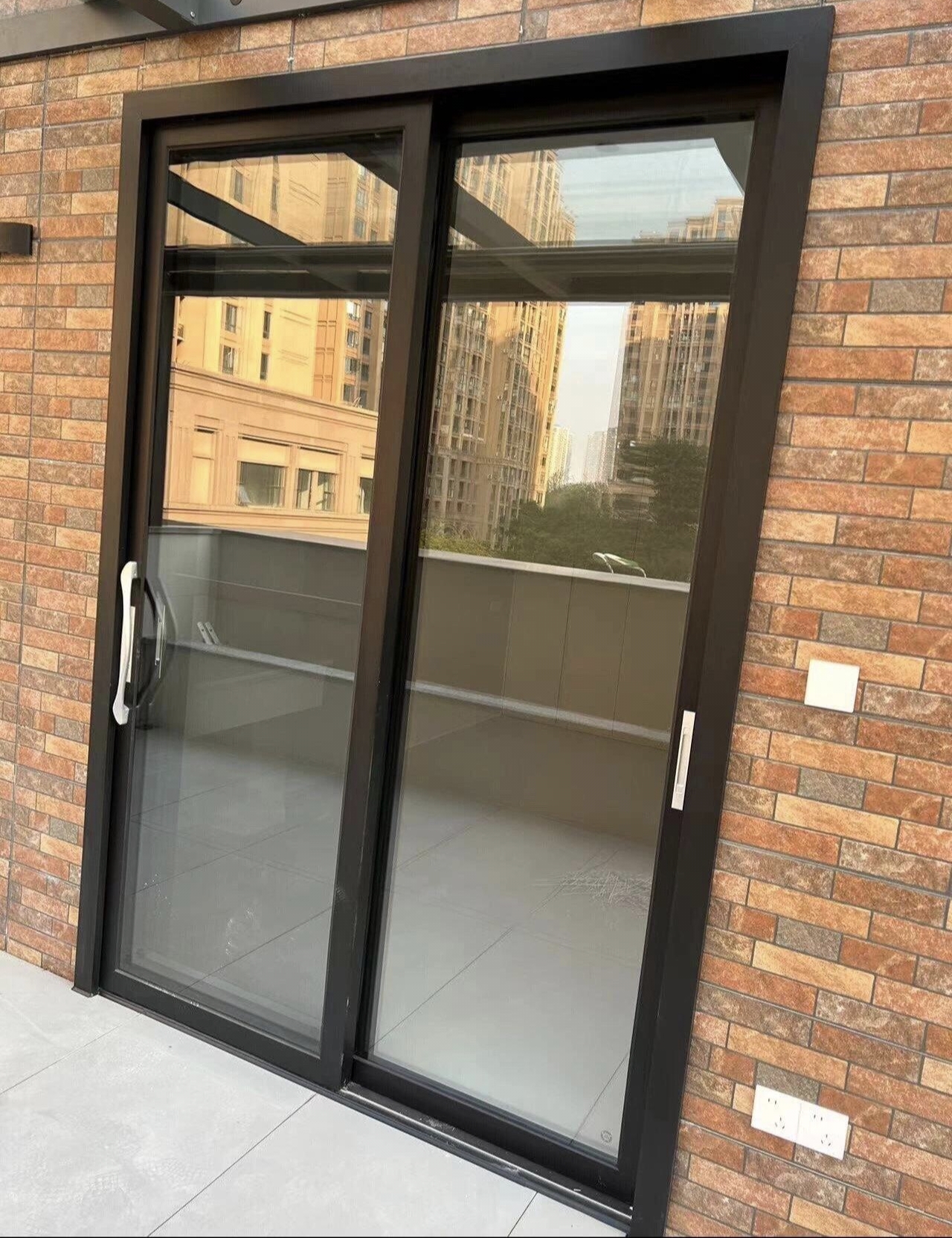 Modern Minimalist Residential Exterior Black Slim Frame Windproof &amp; Waterproof Aluminum Sliding Door